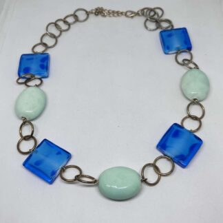 Collar azul y verde