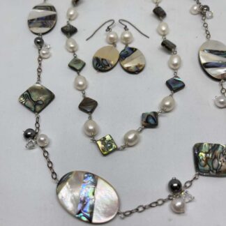 Juego de collar largo y aretes perlas y concha nacar