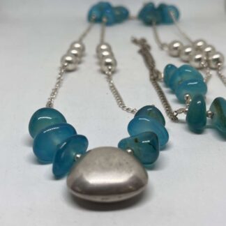 Collar extra largo plateado y azul