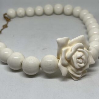 Collar blanco con flor