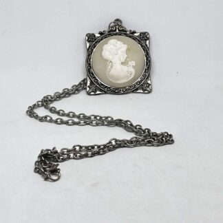 Collar con camafeo blanco